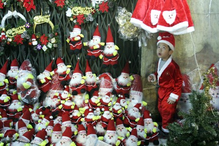 Một em nhỏ vẫn muốn có thêm nhiều món đồ nữa sau khi đã có bộ trang phục của ông già Noel.